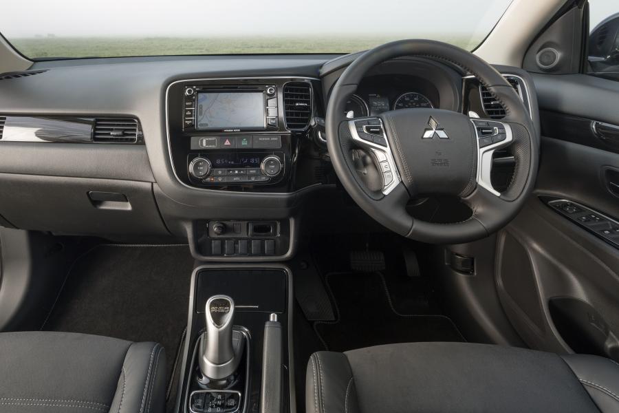 Торпедо Mitsubishi Outlander PHEV Juro 2016 года  (UK) (фото 40 из 46)